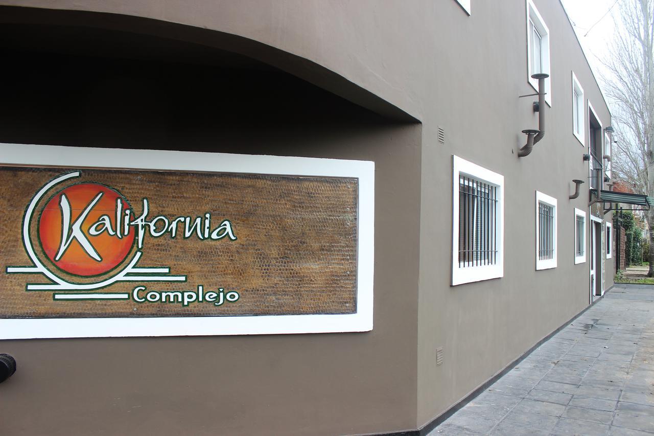 Complejo Kalifornia Apartman Pilar  Kültér fotó
